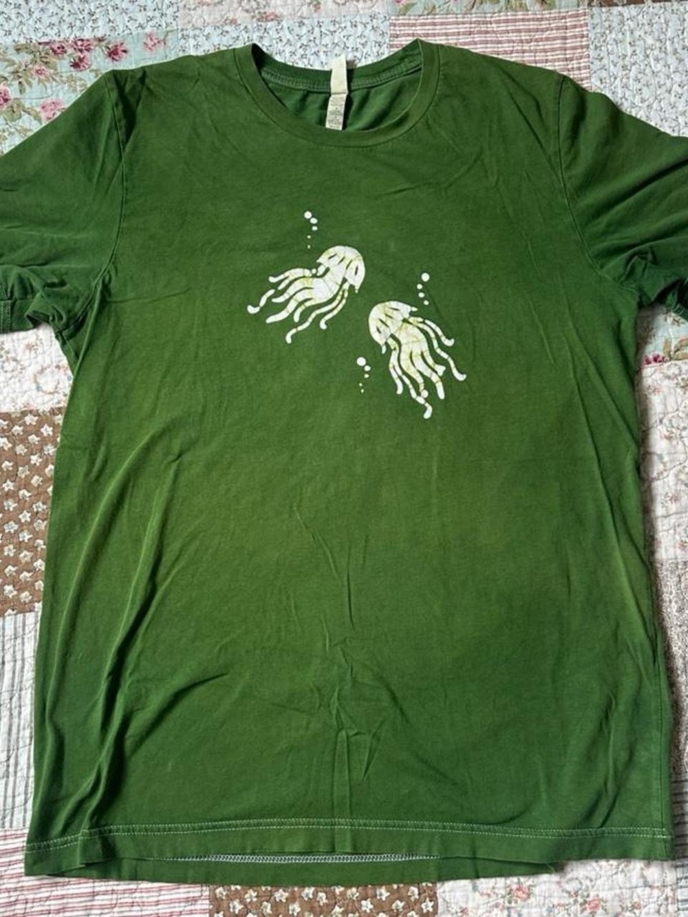 Canvas green cotton t-shirt with white jellyfish graphic